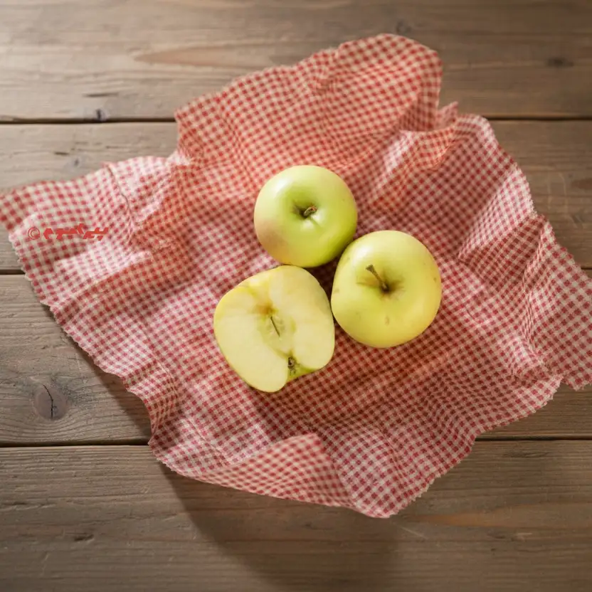 سیب برش خورده در لفاف مومی پیراموم