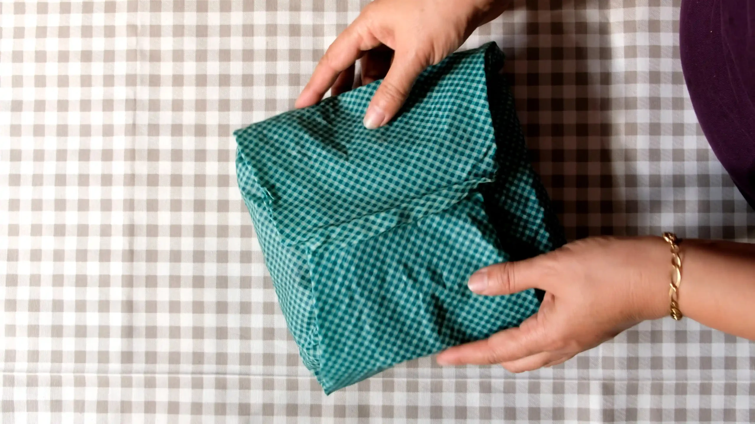 لفاف مومی پیراموم در دست