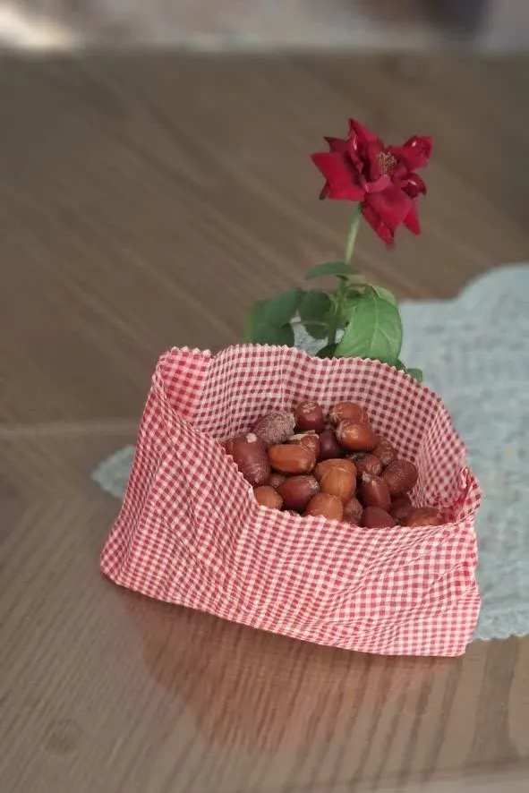 snacks-wrapped-in-pouch-folded-piramoom-beeswax-wrap-UGC
